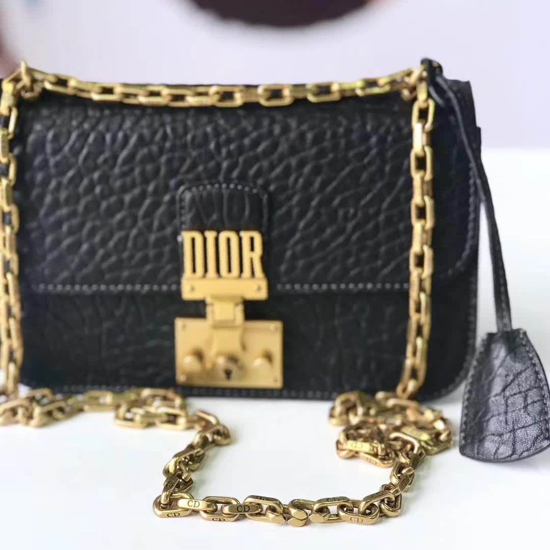 【原版皮】迪奥/Dior 链条包，选用大象纹小牛皮裁制而成，饰以精致又摩登复古品牌标识锁扣，很有年代感，搭配链条肩带，真是perfect，款号：M5816