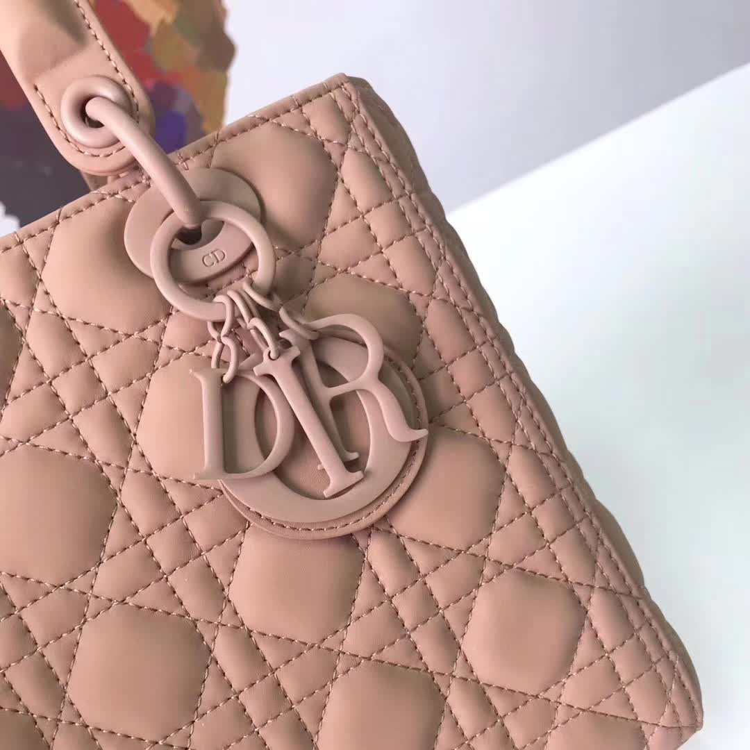 【原版皮】迪奥/Dior 戴妃包，磨砂系列，选用小牛皮绗缝藤格纹，饰有 Ultra matte 饰面金属配饰