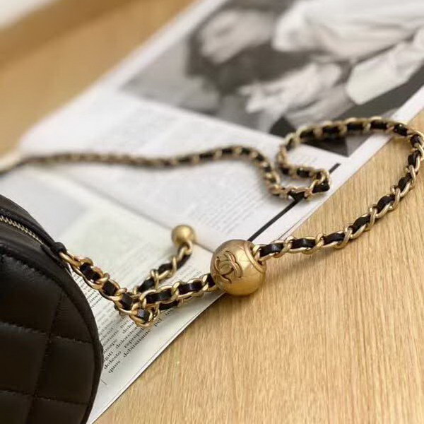 【原版皮】香奈儿/Chanel 金球系列小圆饼包，采用小羊皮精心裁制而成，柔软细腻搭配这季最火爆的链条，神奇的小金球能控制肩带长短，平时出门带的口红车钥匙纸巾都能放，款号：AS0366