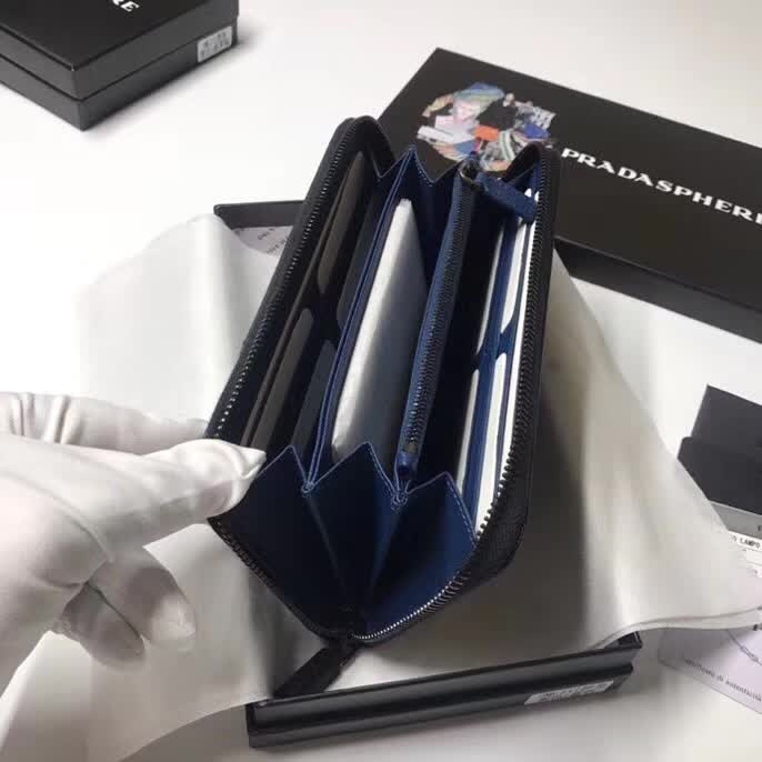 【原版皮】普拉达/Prada 拉链钱夹，选用十字纹小牛皮裁制而成，边角点缀三角散字徽标，经典之作，简单时尚，款号：2ML317