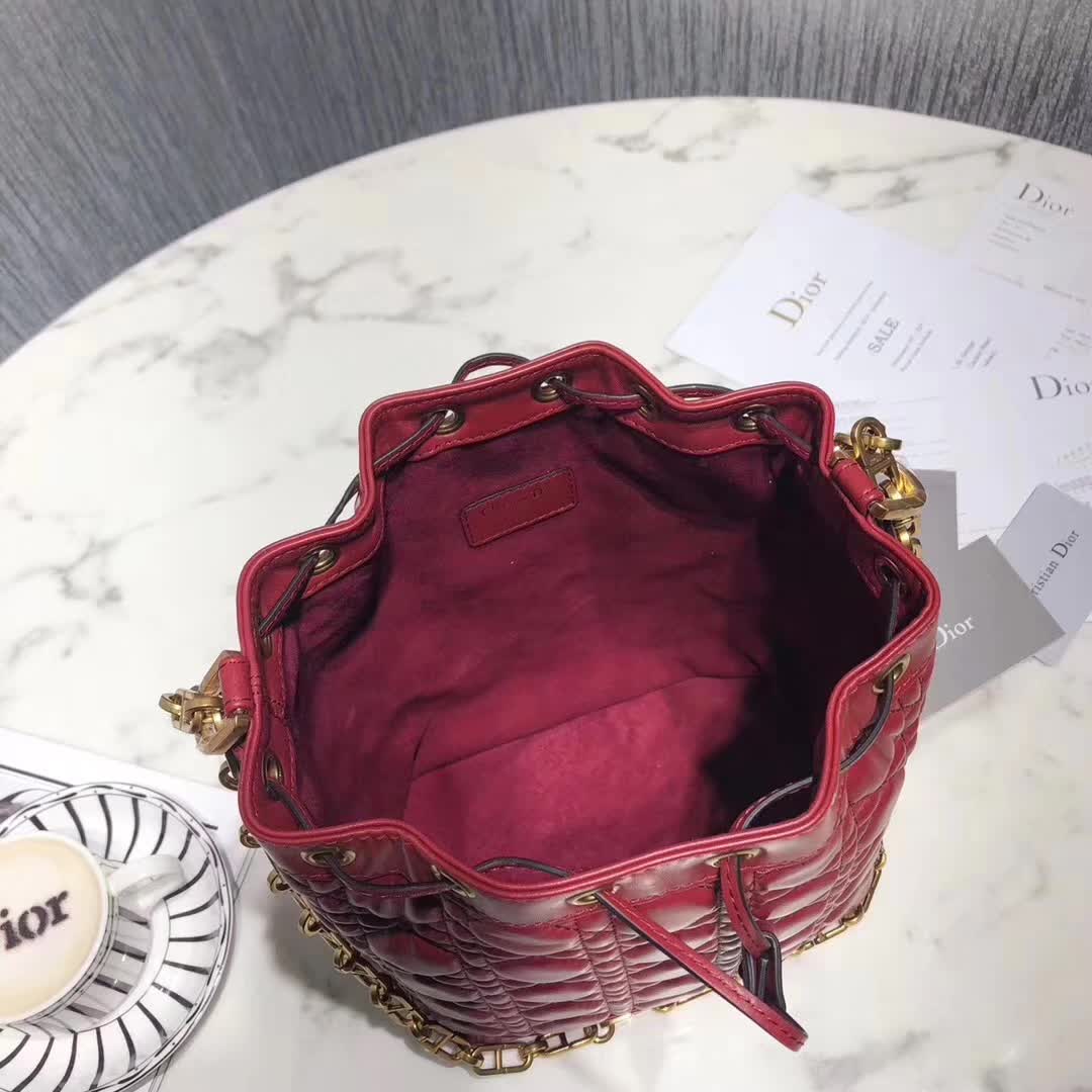 【原版皮】迪奥/Dior 水桶包，选用柔软羊皮裁制而成，全新包型，火遍时尚圈的复古潮流感，款号：M1693