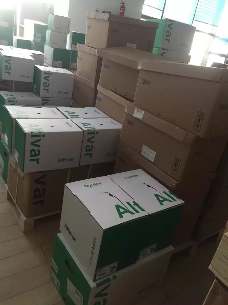 170AAO92100 Schneider Distributed analog output Modicon Momentum Original Factory Sealed New