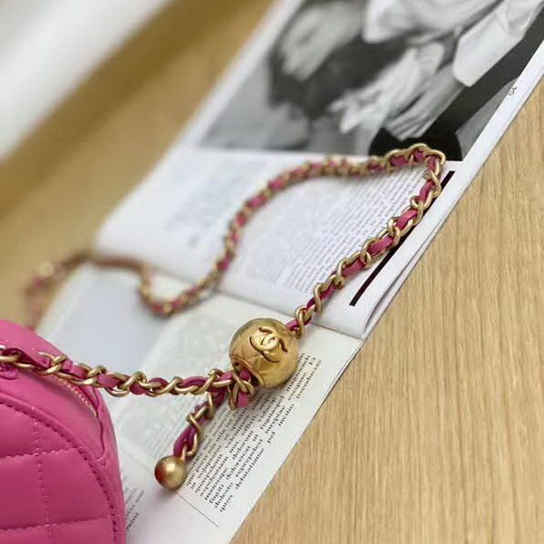 【原版皮】香奈儿/Chanel 金球系列小圆饼包，采用小羊皮精心裁制而成，柔软细腻搭配这季最火爆的链条，神奇的小金球能控制肩带长短，平时出门带的口红车钥匙纸巾都能放，款号：AS0366