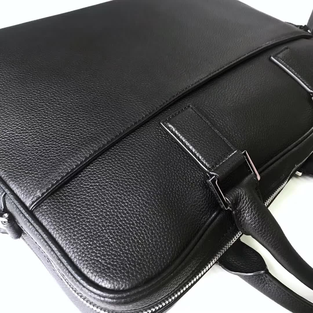 【原版皮】迪奥/Dior 男士公文包，选用粒面纹小牛皮裁制而成，采用传统工艺，是现代男士携带各类日常数据与文件的尚佳选择