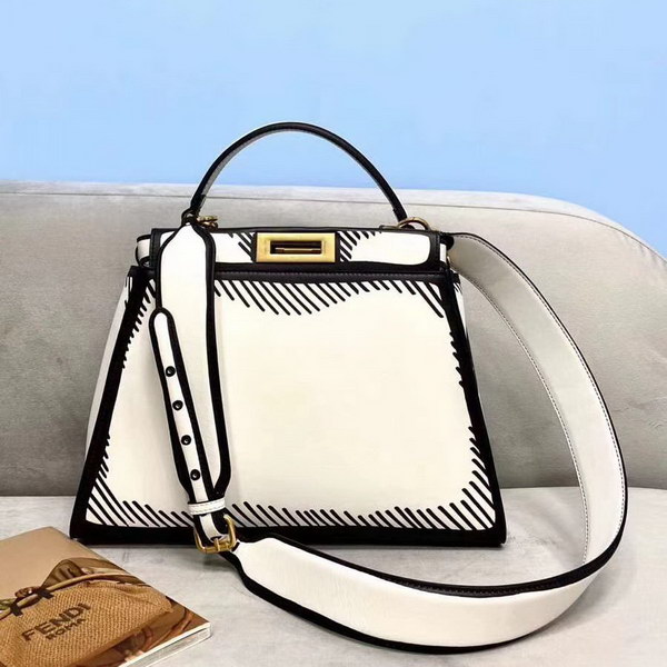 【原版皮】芬迪/Fendi 加州天空系列手Peekaboo手袋，白色皮革材质，以对比鲜明的黑色图形轮廓为特色，营造出二维效果，两侧则缀以经典的扭锁，内衬饰有黑色图形轮廓，构成FF图案，挂饰，字母肩带需另行购买，款号： 8306M