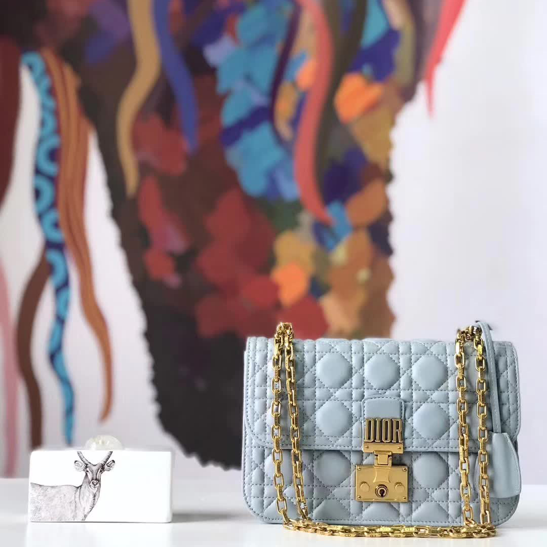 【原版皮】迪奥/Dior 链条包，选用小羊皮绗缝藤格纹，饰以精致又摩登复古品牌标识锁扣，很有年代感，搭配链条肩带，真是perfect