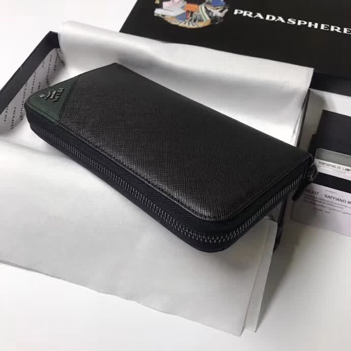 【原版皮】普拉达/Prada 拉链钱夹，选用十字纹小牛皮裁制而成，边角点缀三角散字徽标，经典之作，简单时尚，款号：2ML317