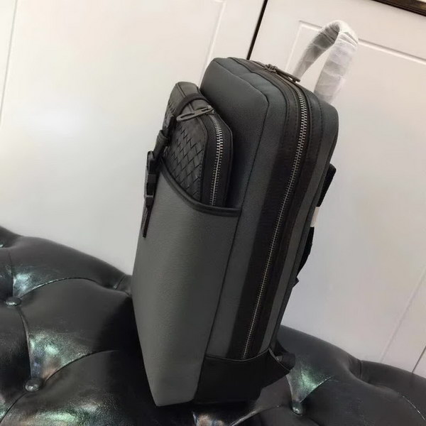 【原版皮】宝缇嘉/BV 男士双肩包，运用Meridian工艺制作，色彩绚丽，高度实用的同时又不失时尚风采，标志性刻花金属夹扣闭合，柔软加衬，有效保护高科技设备，款号：80187708