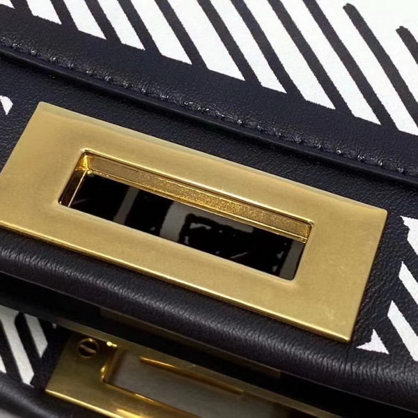 【原版皮】芬迪/Fendi 加州天空系列手Peekaboo手袋，白色皮革材质，以对比鲜明的黑色图形轮廓为特色，营造出二维效果，两侧则缀以经典的扭锁，内衬饰有黑色图形轮廓，构成FF图案，挂饰，字母肩带需另行购买，款号： 8306M