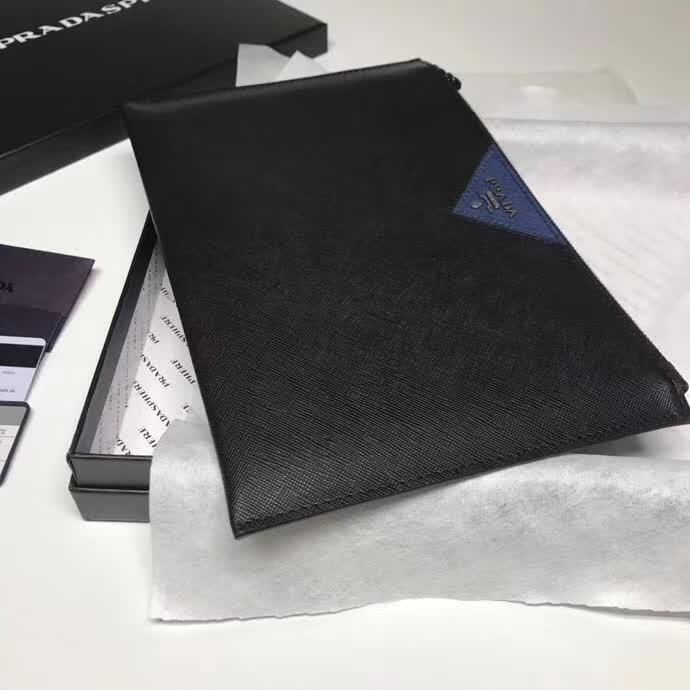 【原版皮】普拉达/Prada 男士手包，选用十字纹小牛皮裁制而成，正面点缀品牌三角散字徽标，款号：2NG05V