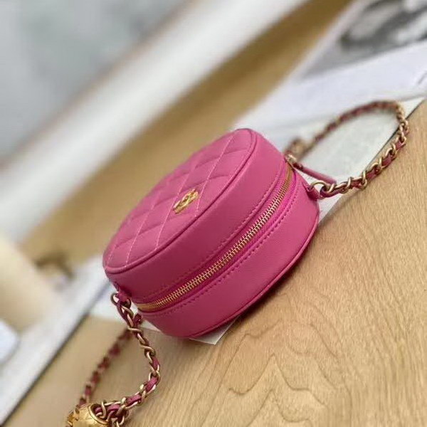【原版皮】香奈儿/Chanel 金球系列小圆饼包，采用小羊皮精心裁制而成，柔软细腻搭配这季最火爆的链条，神奇的小金球能控制肩带长短，平时出门带的口红车钥匙纸巾都能放，款号：AS0366