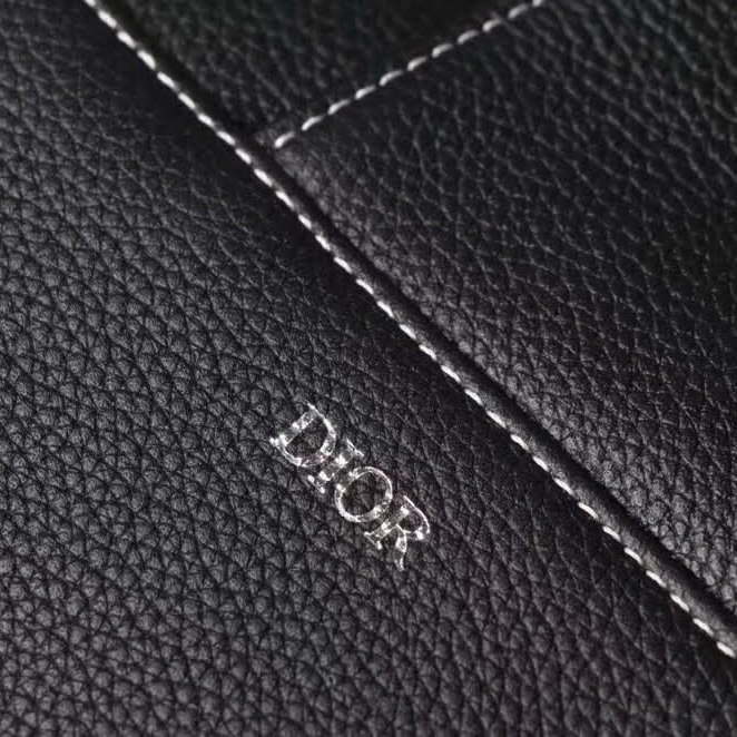 【原版皮】迪奥/Dior 马鞍包，选用颗粒纹小牛皮裁制而成，饰有Christian Dior带扣细节，彰显出自由与独特个性，看起来帅气又低调