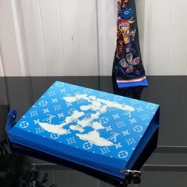 【原版皮】路易威登/LV pochette voyage手袋，以云朵主题焕新手袋设计，再令缥缈如云的品牌标识浮现于Monogram帆布背景，口袋和卡位实现有序收纳，款号：M45480