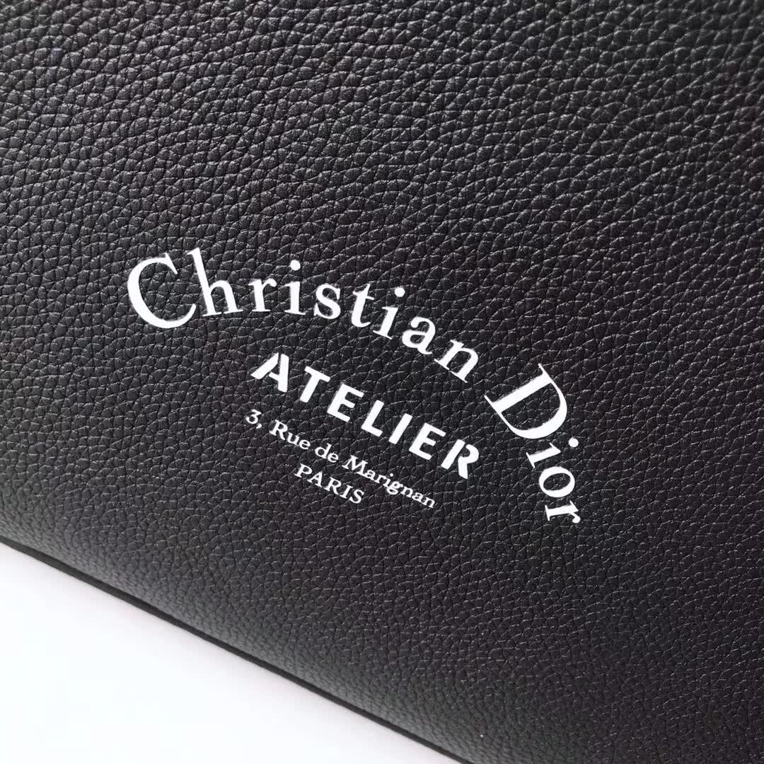 【原版皮】迪奥/Dior 男士公文包，选用粒面纹小牛皮裁制而成，采用传统工艺，是现代男士携带各类日常数据与文件的尚佳选择
