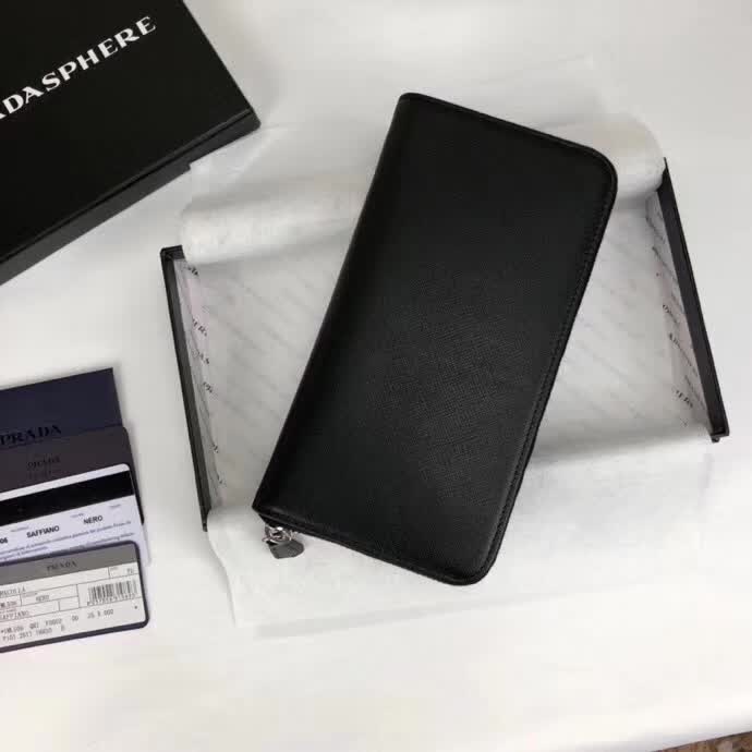 【原版皮】普拉达/Prada 拉链钱夹，选用十字纹小牛皮裁制而成，正面点缀三角唛徽标，经典之作，简单时尚，款号：1ML506