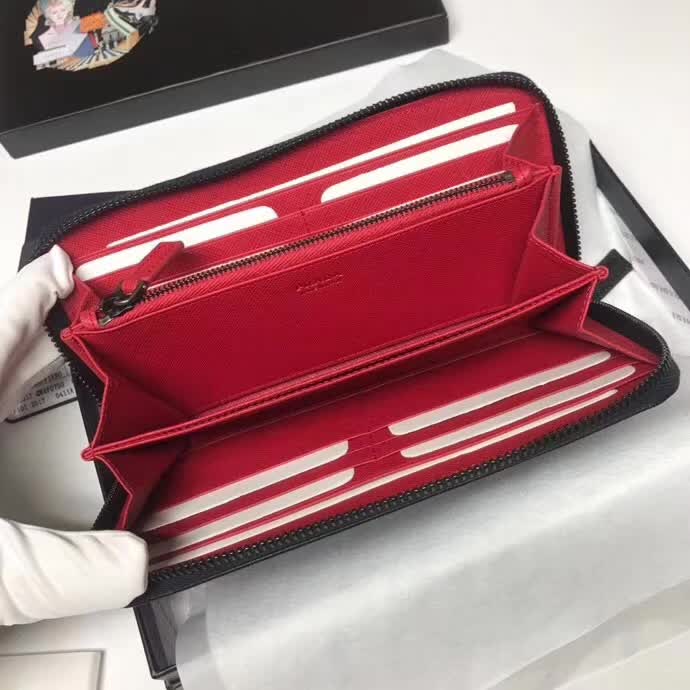【原版皮】普拉达/Prada 拉链钱夹，选用十字纹牛皮裁制而成，饰以菱形拼色，精湛走线均匀整齐，油边顺滑，款号：2ML317