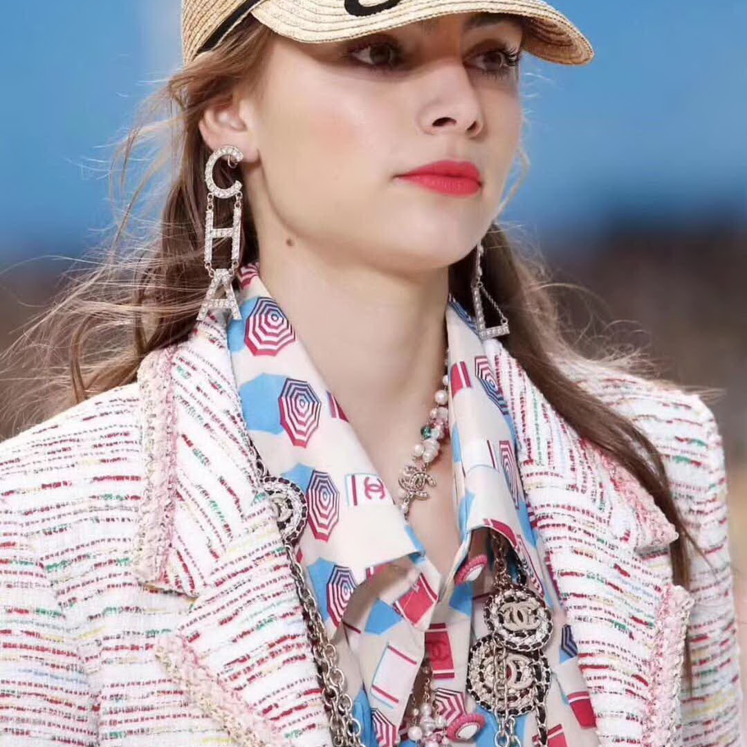 20秋季最新专柜款-Chanel热度不减的满钻字母耳环！上耳实在是太太太好看了，整个秀场属它最最最吸精了，实物到手你们感受一下施华洛Bling Bling的完美程度