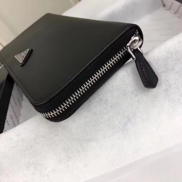 【原版皮】普拉达/Prada 拉链钱夹，选用十字纹小牛皮裁制而成，正面点缀三角唛徽标，经典之作，简单时尚，款号：1ML506