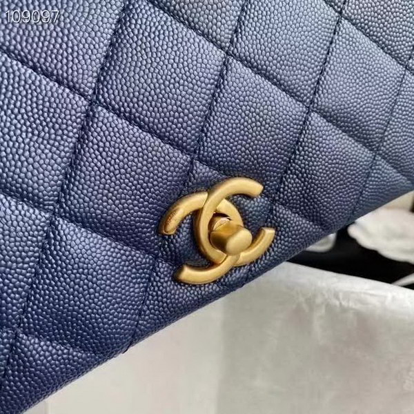 【原版皮】香奈儿/Chanel 新款口盖包，选用牛皮颗粒经过特殊工艺抛光，皮面略微亮闪闪，增加了耐磨度同时又超质感，经典的菱格纹设计，双C纽扣设计，19的皮穿金属粗链条，款号：AS1895