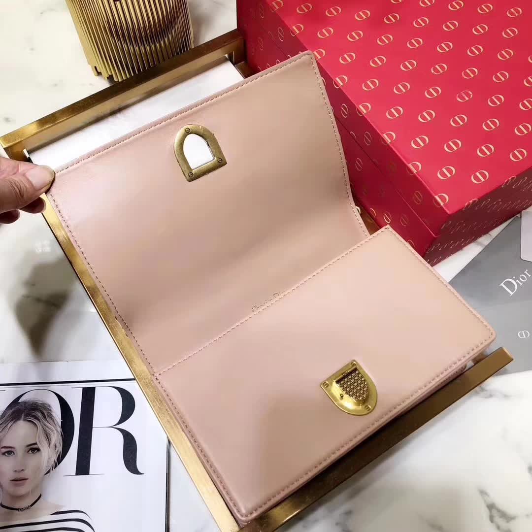 【原版皮】迪奥/Dior 链条包，选用小羊皮裁制而成，缀以饰钉 Archicannage藤格纹图案，徽章锁扣，美得不要不要的