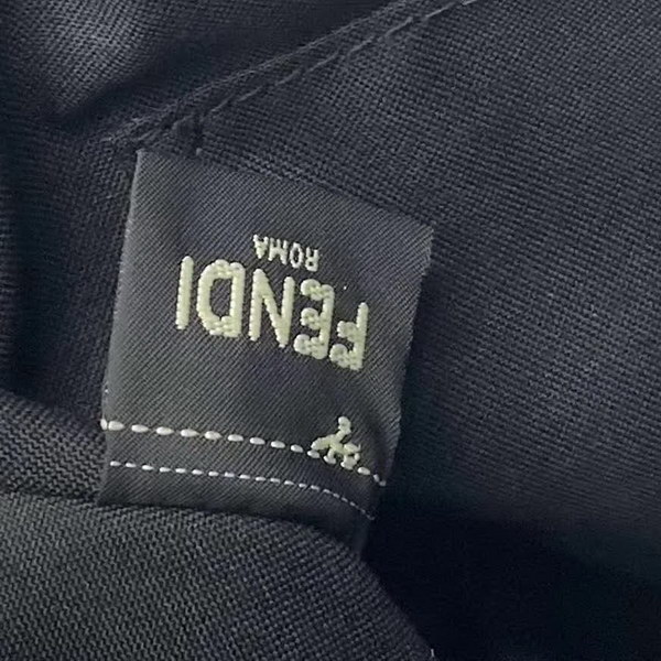 【原版皮】芬迪/Fendi 加州天空系列手提波士顿包，以撞色黑色图形轮廓，营造二维效果，白色皮革进口原料制作，单拉链轻松开，内部宽敞，配有提手和可调节肩带，斜挎手提皆，挂饰，字母肩带需另行购买，款号： 2580