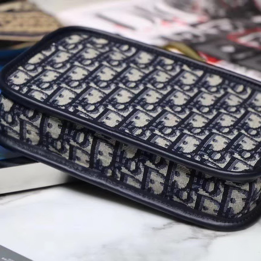 【原版皮】迪奥/Dior 相机包，选用Oblique提花帆布搭配同色系牛皮皮革裁制而成，大大的D字扣的手拎设计五金，随意又摩登，谁用谁时髦