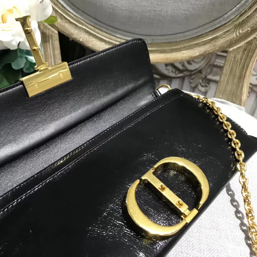 【原版皮】迪奥/Dior 30 Montaigne链条包，选用裂纹亮皮牛皮裁制而成，饰以标志性“CD”字母锁扣，款号：M5683