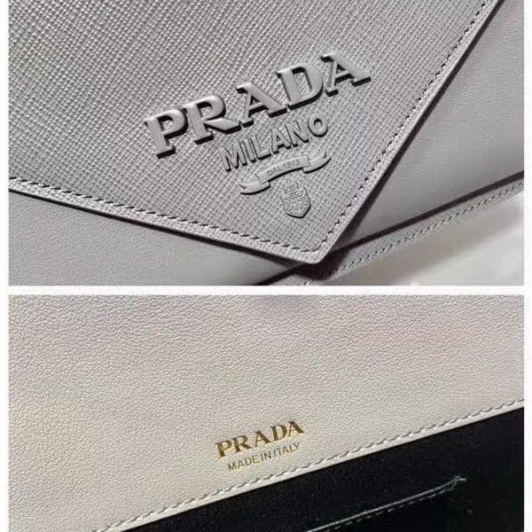 【原版皮】普拉达/Prada 肩背包，诠释精致的极简主义设计格调，一枚金属徽标点缀其上，昭示品牌身份，可拆卸可调式皮革肩带，又可当手包，内配可拆卸镜子，款号： 1BP020