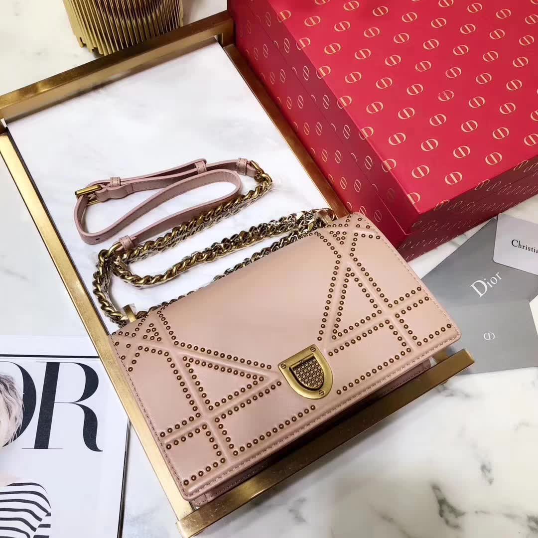 【原版皮】迪奥/Dior 链条包，选用小羊皮裁制而成，缀以饰钉 Archicannage藤格纹图案，徽章锁扣，美得不要不要的