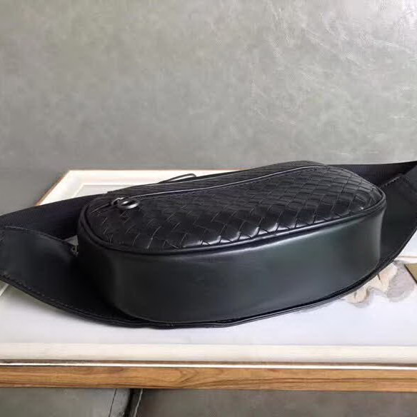 【原版皮】葆蝶家/Bottega Veneta 胸包，经典爆款，选用高光胎牛皮裁制而成，搭配哑锖色五金，所有材料都精挑细选