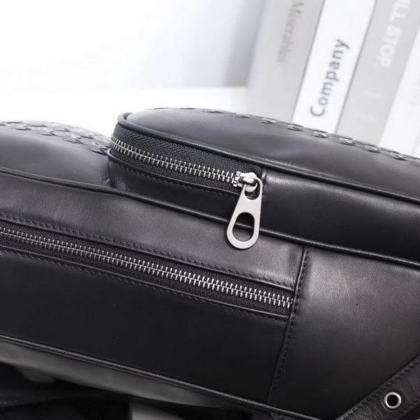 【原版皮】宝缇嘉/BV 男士双肩包，融合VN Eyelets工艺新颖呈现，光滑打蜡小牛皮基底上，大号金属孔眼条纹和intrecciato编织图案交织呈现，相映成趣，款号：80186608A