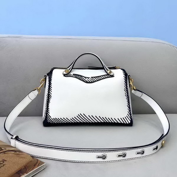 【原版皮】芬迪/Fendi 加州天空系列手提波士顿包，以撞色黑色图形轮廓，营造二维效果，白色皮革进口原料制作，单拉链轻松开，内部宽敞，配有提手和可调节肩带，斜挎手提皆，挂饰，字母肩带需另行购买，款号： 2580