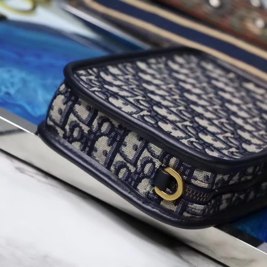 【原版皮】迪奥/Dior 相机包，选用Oblique提花帆布搭配同色系牛皮皮革裁制而成，大大的D字扣的手拎设计五金，随意又摩登，谁用谁时髦