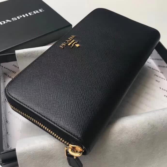 【原版皮】普拉达/Prada 拉链钱夹，选用十字纹小牛皮裁制而成，正面点缀金色散字徽标，尽显高档时尚，低调而又奢华，款号：1ML506