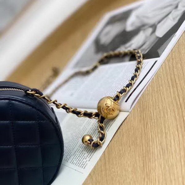 【原版皮】香奈儿/Chanel 金球系列小圆饼包，采用小羊皮精心裁制而成，柔软细腻搭配这季最火爆的链条，神奇的小金球能控制肩带长短，平时出门带的口红车钥匙纸巾都能放，款号：AS0366