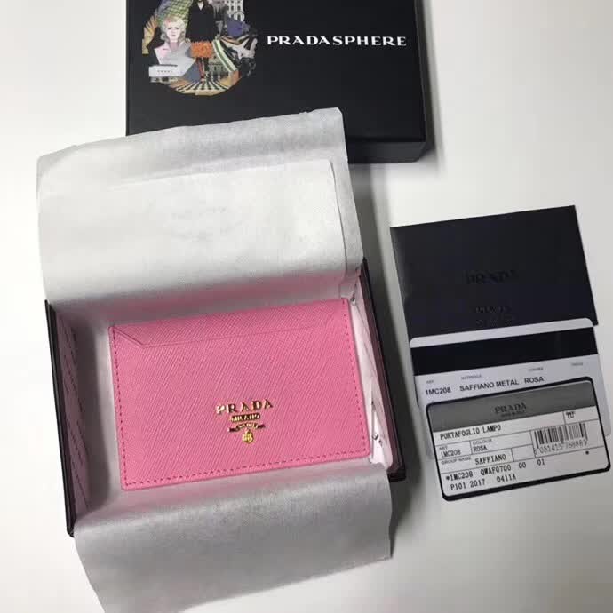 【原版皮】普拉达/Prada 卡包，选用十字纹牛皮裁制而成，精湛走线均匀整齐，油边顺滑，做工精致如图可见，款号：1MC208