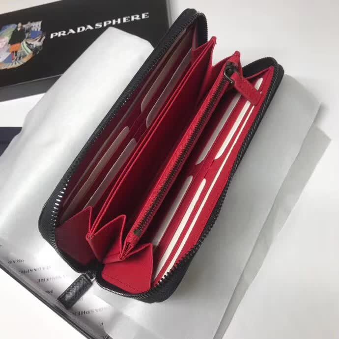 【原版皮】普拉达/Prada 拉链钱夹，选用十字纹牛皮裁制而成，饰以菱形拼色，精湛走线均匀整齐，油边顺滑，款号：2ML317