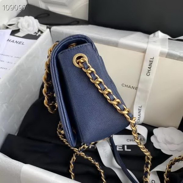 【原版皮】香奈儿/Chanel 新款口盖包，选用牛皮颗粒经过特殊工艺抛光，皮面略微亮闪闪，增加了耐磨度同时又超质感，经典的菱格纹设计，双C纽扣设计，19的皮穿金属粗链条，款号：AS1895