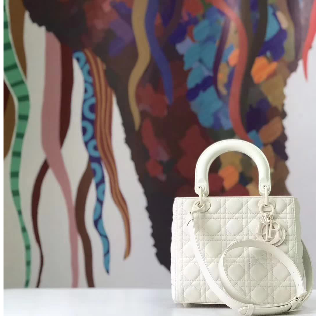 【原版皮】迪奥/Dior 戴妃包，磨砂系列，选用小牛皮绗缝藤格纹，饰有 Ultra matte 饰面金属配饰