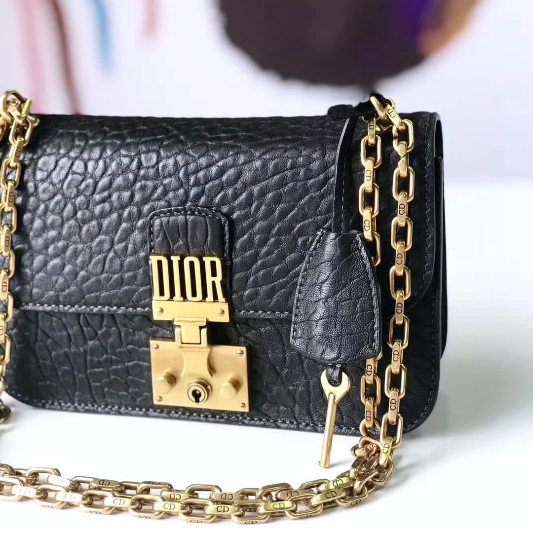 【原版皮】迪奥/Dior 链条包，选用大象纹小牛皮裁制而成，饰以精致又摩登复古品牌标识锁扣，很有年代感，搭配链条肩带，真是perfect，款号：M5816
