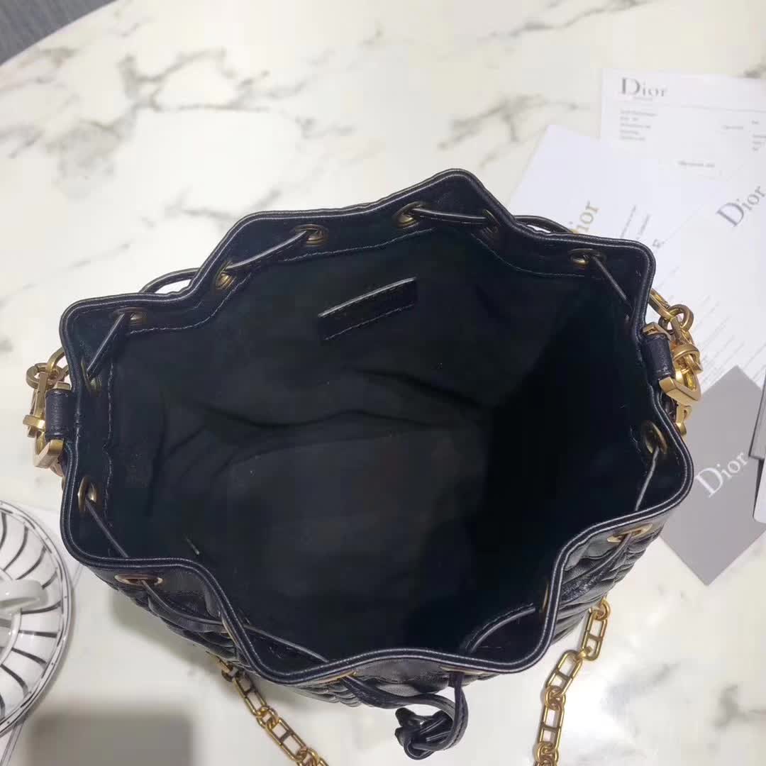 【原版皮】迪奥/Dior 水桶包，选用柔软羊皮裁制而成，全新包型，火遍时尚圈的复古潮流感，款号：M1693