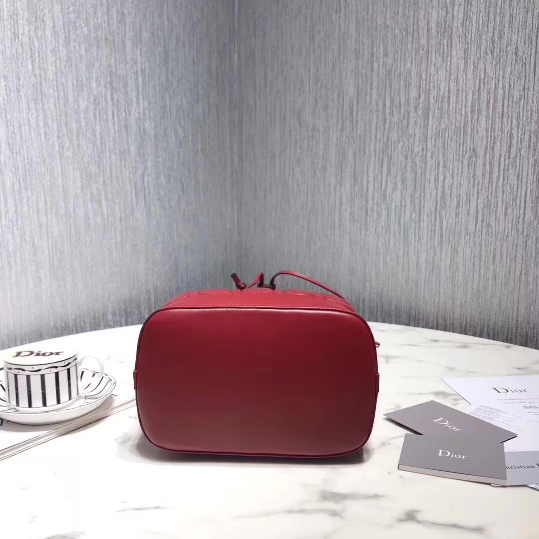 【原版皮】迪奥/Dior 水桶包，选用柔软羊皮裁制而成，全新包型，火遍时尚圈的复古潮流感，款号：M1693