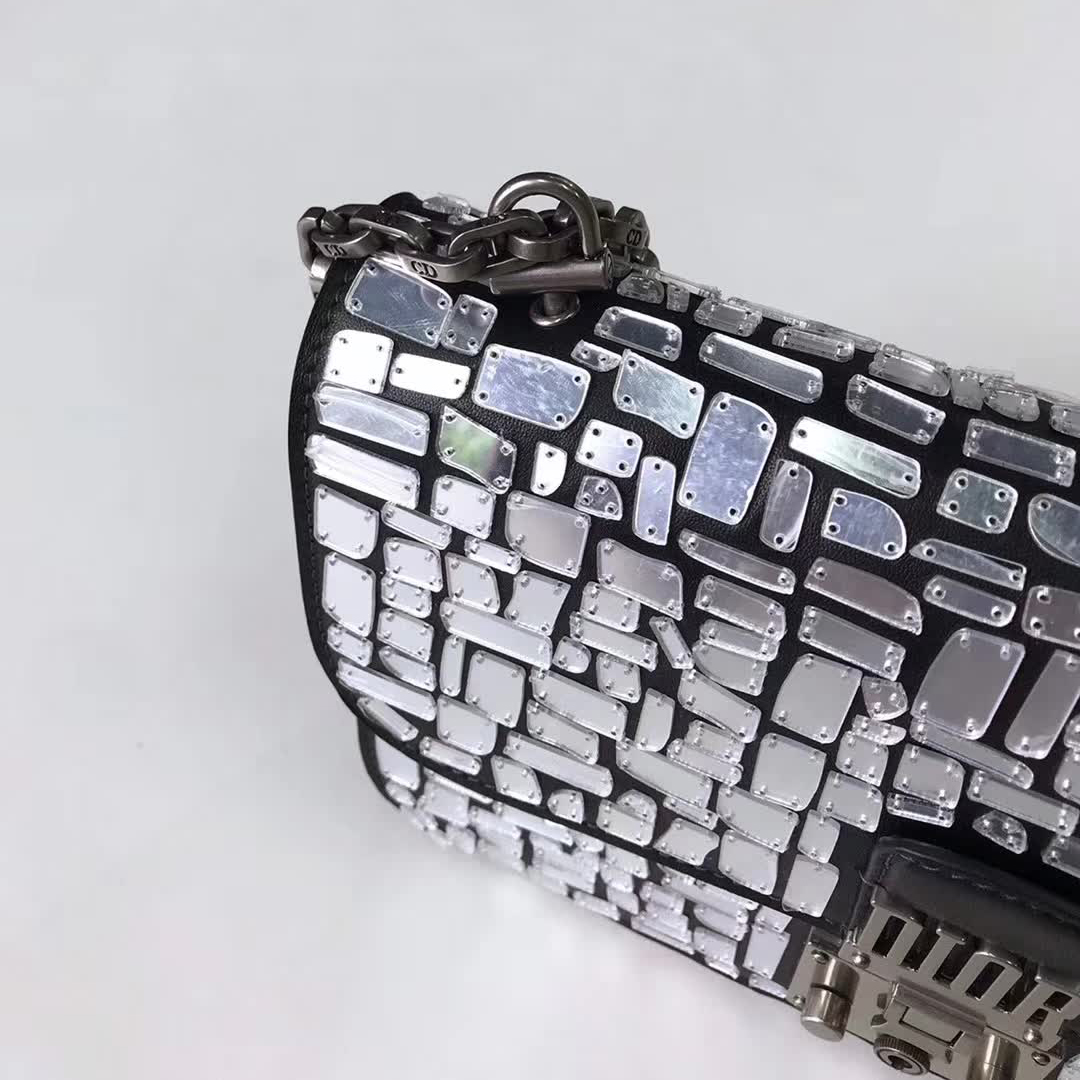 【原版皮】迪奥/Dior 链条包，选用小牛皮裁制而成，饰以不规则珠片，很有年代感，搭配链条肩带，真是perfect