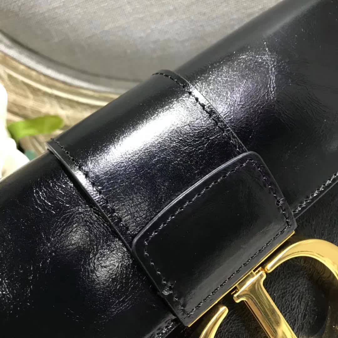 【原版皮】迪奥/Dior 30 Montaigne链条包，选用裂纹亮皮牛皮裁制而成，饰以标志性“CD”字母锁扣，款号：M5683