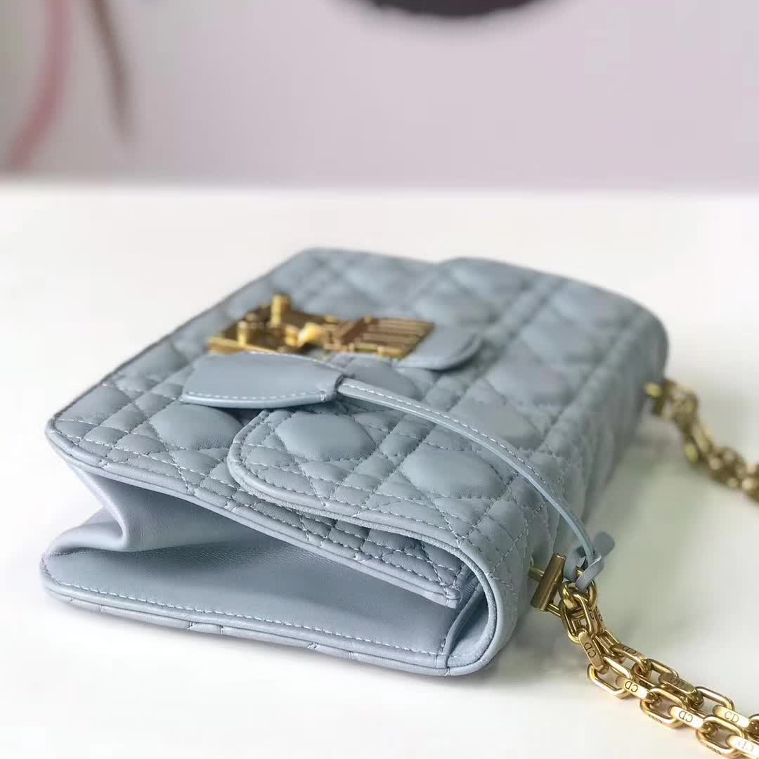 【原版皮】迪奥/Dior 链条包，选用小羊皮绗缝藤格纹，饰以精致又摩登复古品牌标识锁扣，很有年代感，搭配链条肩带，真是perfect