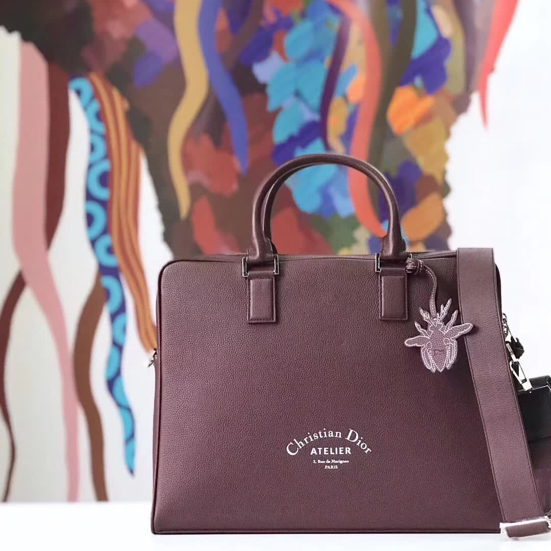 【原版皮】迪奥/Dior 男士公文包，选用粒面纹小牛皮裁制而成，采用传统工艺，是现代男士携带各类日常数据与文件的尚佳选择