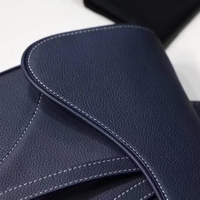 【原版皮】迪奥/Dior 马鞍包，选用颗粒纹小牛皮裁制而成，饰有Christian Dior带扣细节，彰显出自由与独特个性，看起来帅气又低调