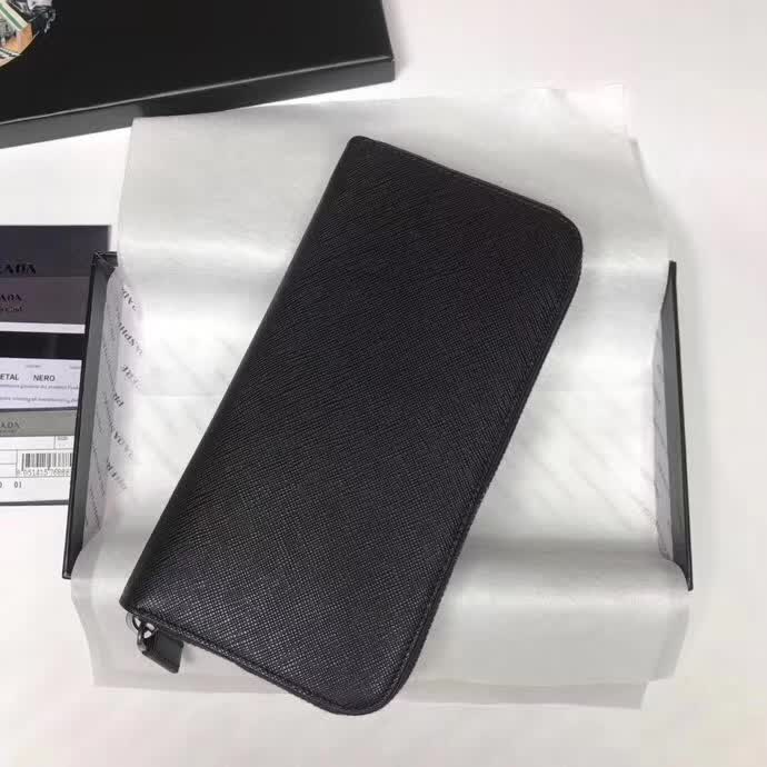 【原版皮】普拉达/Prada 拉链钱夹，选用十字纹牛皮裁制而成，饰以菱形拼色，精湛走线均匀整齐，油边顺滑，款号：2ML317