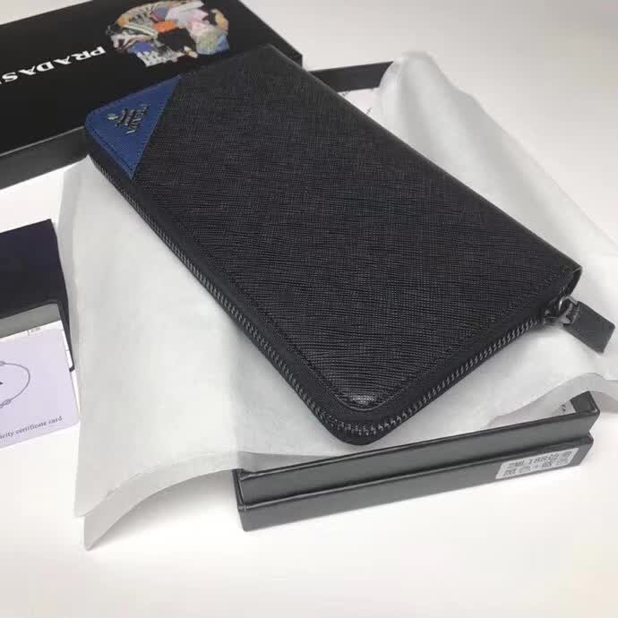 【原版皮】普拉达/Prada 拉链钱夹，选用十字纹小牛皮裁制而成，边角点缀三角散字徽标，经典之作，简单时尚，款号：2ML188