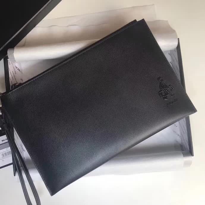 【原版皮】普拉达/Prada 男士手包，选用十字纹小牛皮裁制而成，边角点缀同色小公仔徽标，尽显高档时尚，低调而又奢华，款号：2NG005